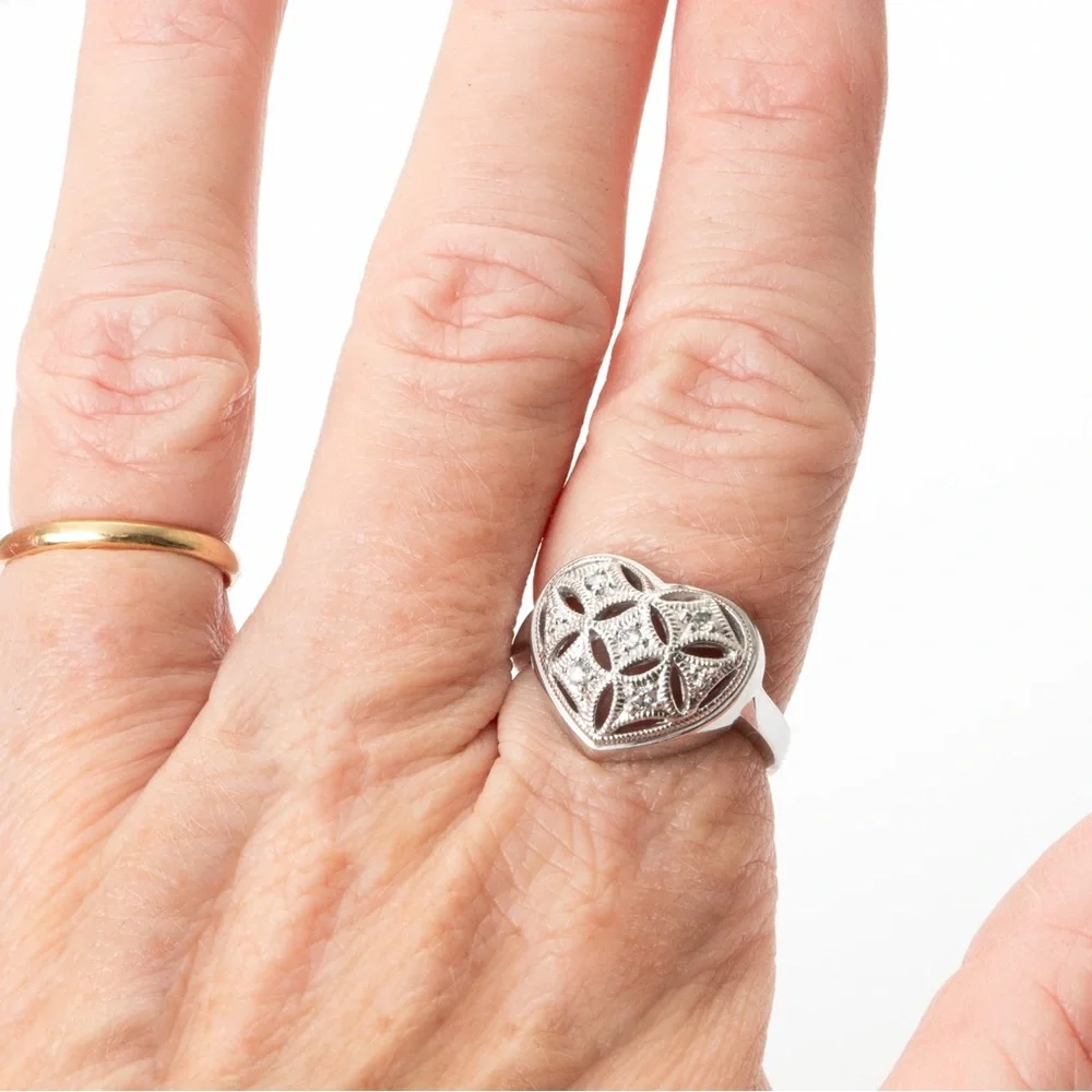 Heart shaped concave ring filigree, etching & small diamonds & sterling silver 8 - Picture 6 of 16